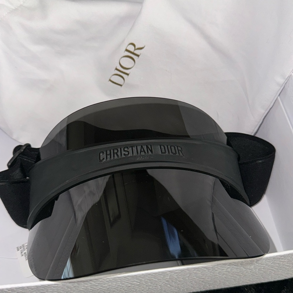 Dior Club V1U sun visor, new with box and dust bag. No scratches